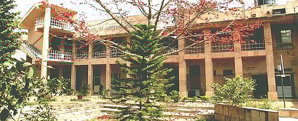 ஜவஹர்லால் நேரு பல்கலைக்கழக வளாகத்தில் விபத்து: 3 மாணவர்கள் பலி